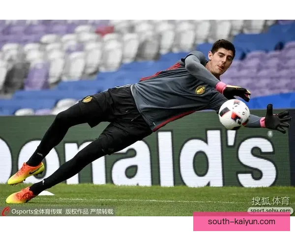 库尔图瓦单手扑救集锦展现出其扑救能力与稳定表现